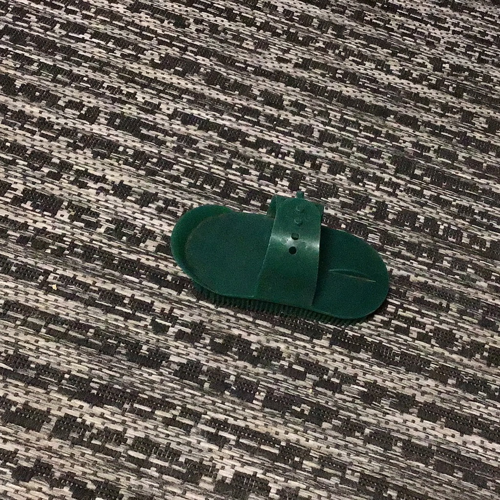 Dark green curry comb