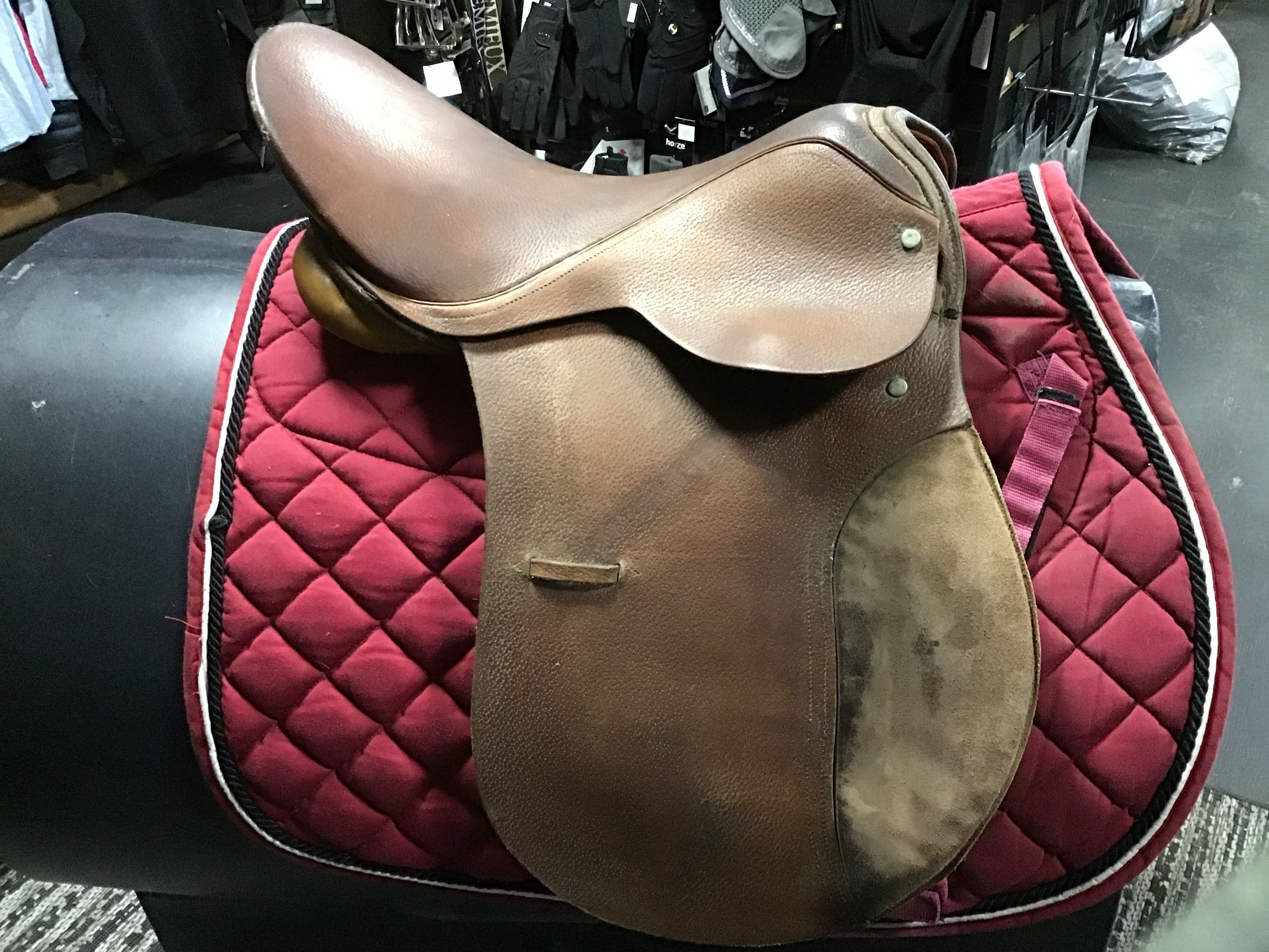 AP saddle 17”