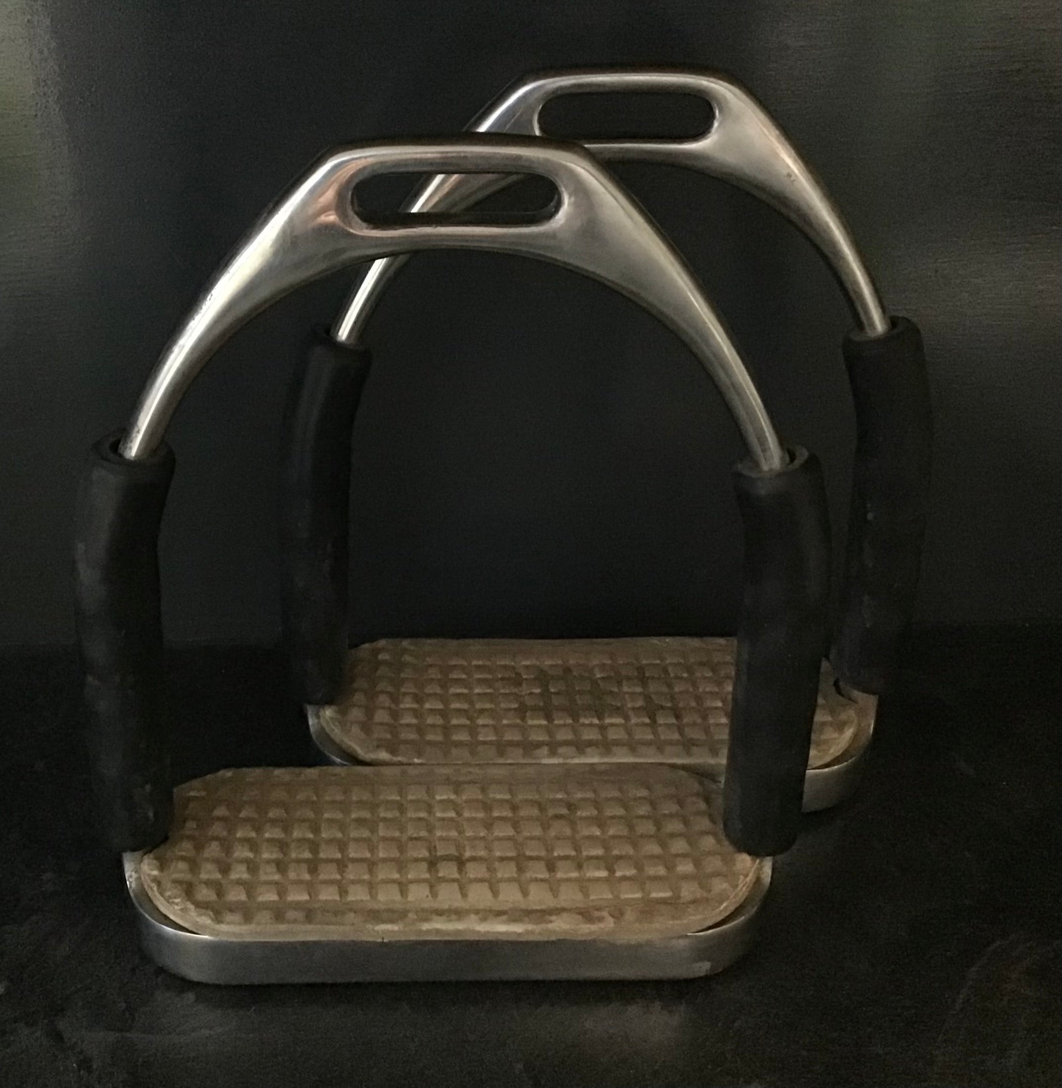 Jointed stirrup with rubber treads