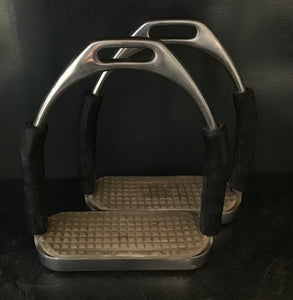 Jointed stirrup with rubber treads